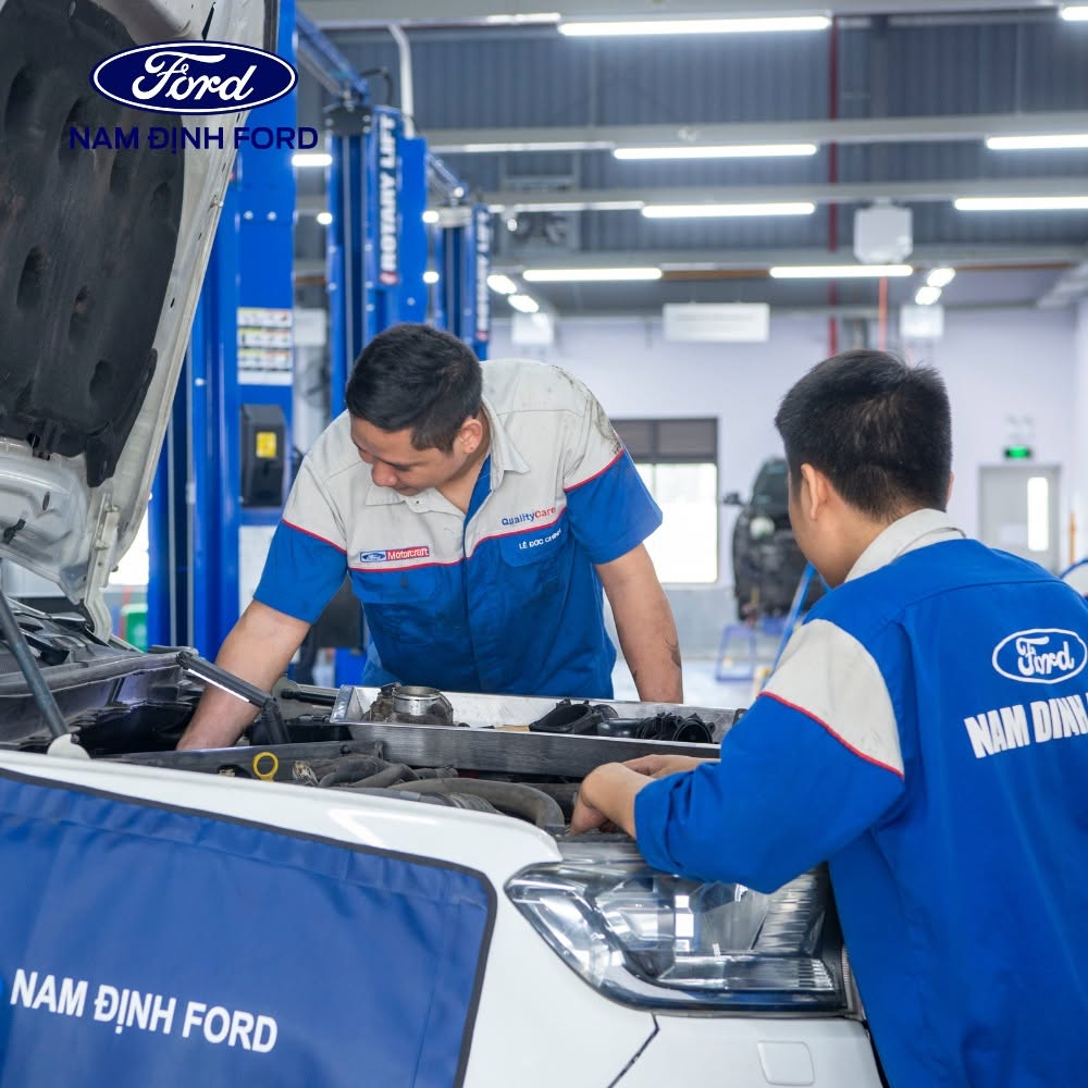 Kỹ thuật viên kiểm tra xe tại xưởng dịch vụ Nam Định Ford