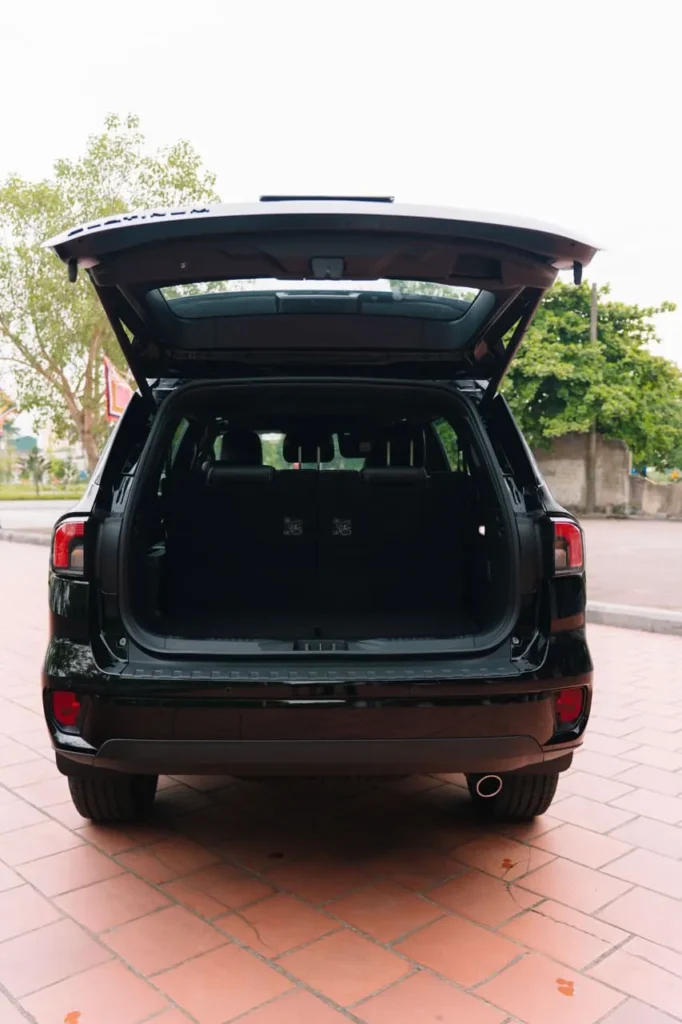 Khoang hành lý Ford Everest khi dựng hàng ghế ba