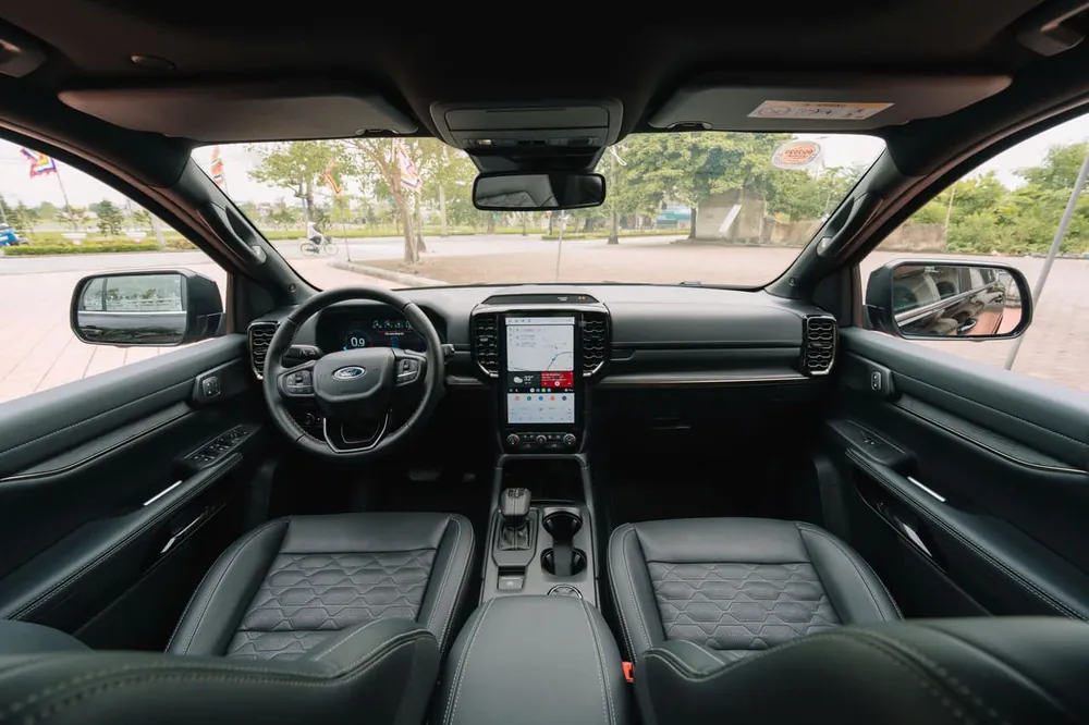 Nội thất khoang lái Ford Everest 7 chỗ