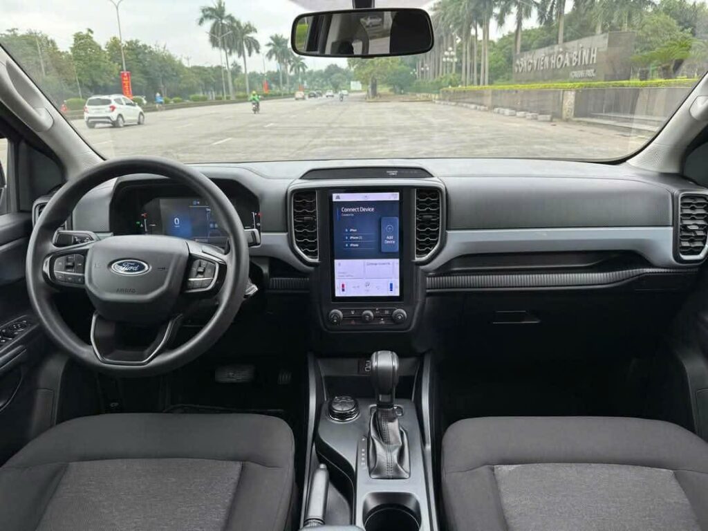 Khoang lái và bảng điều khiển Ford Ranger