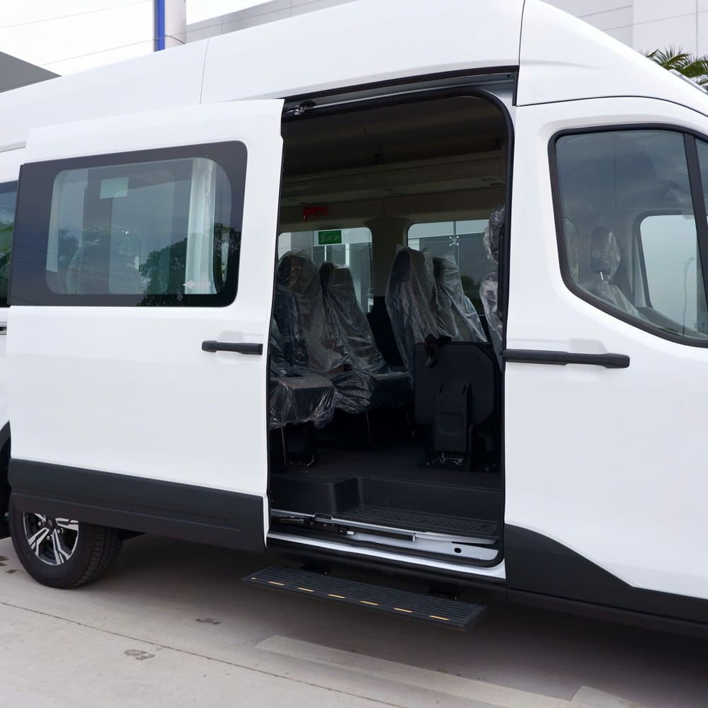 Cửa trượt và bậc lên xuống Ford Transit
