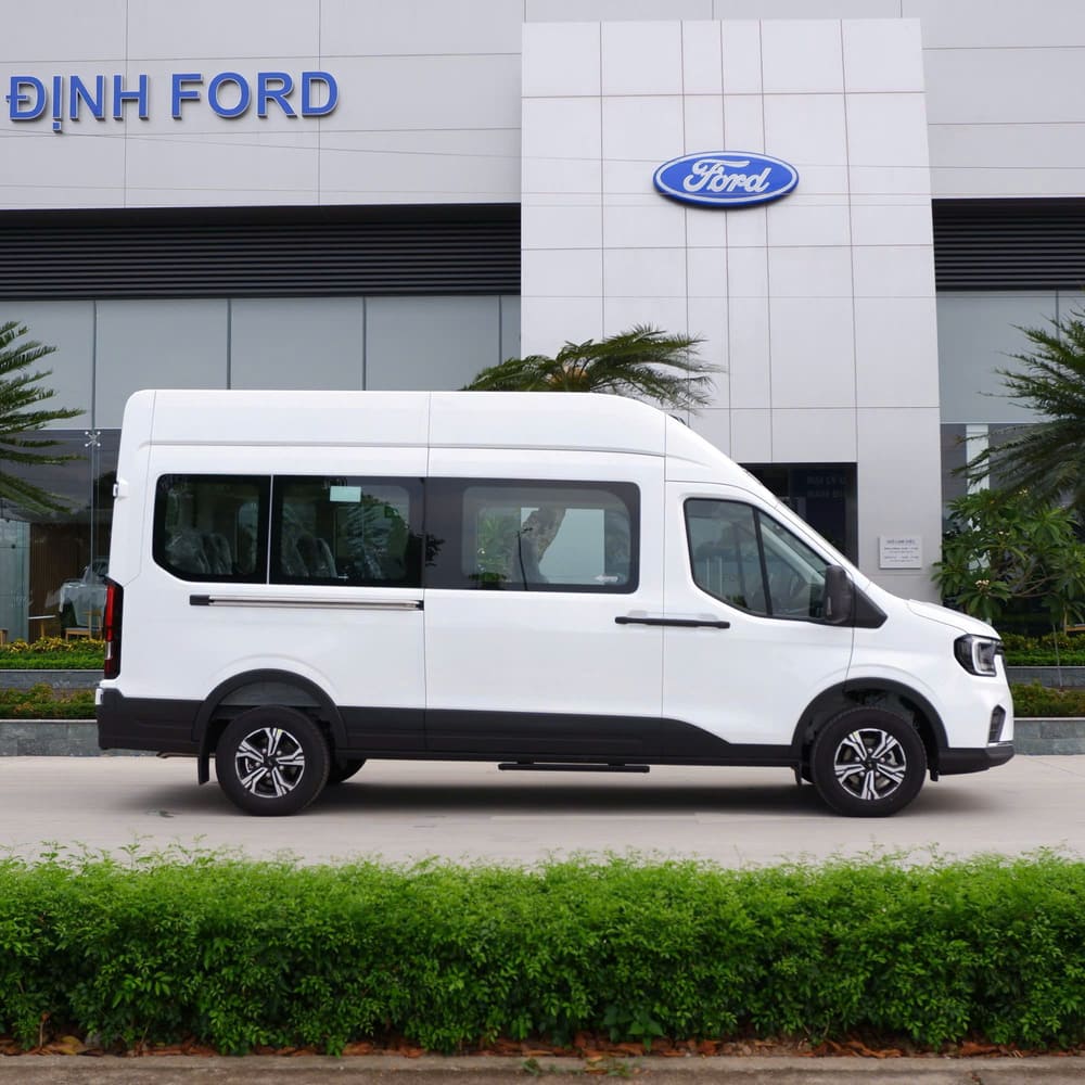 Hông xe Ford Transit tại Nam Định Ford