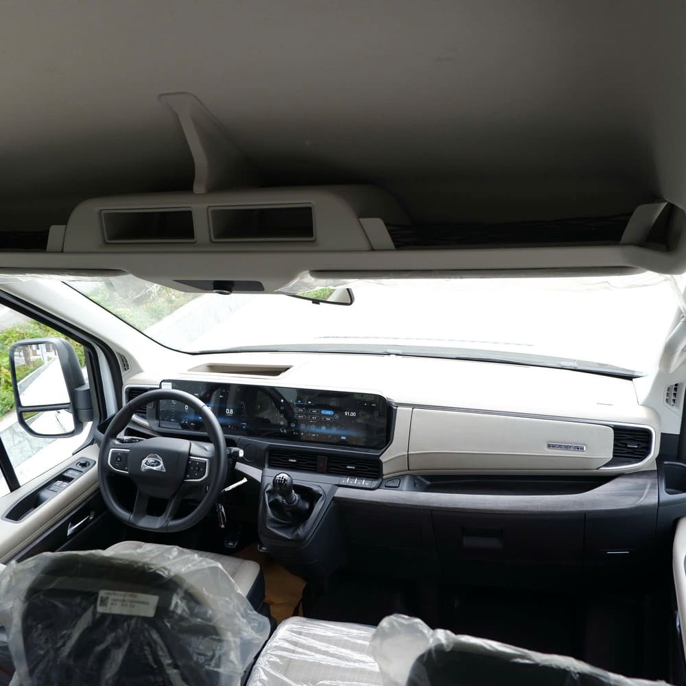 Khoang lái Ford Transit nhìn từ hàng ghế sau
