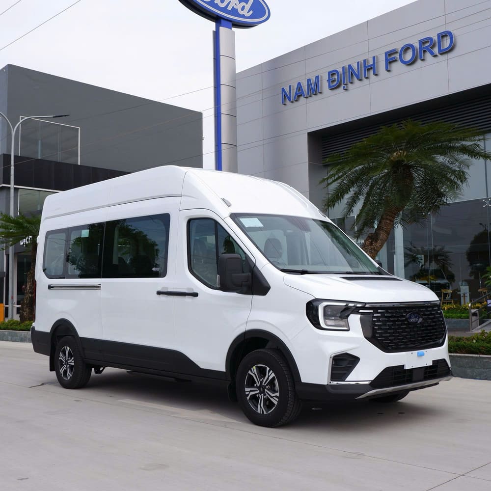 Ford Transit tại khu trưng bày Nam Định Ford