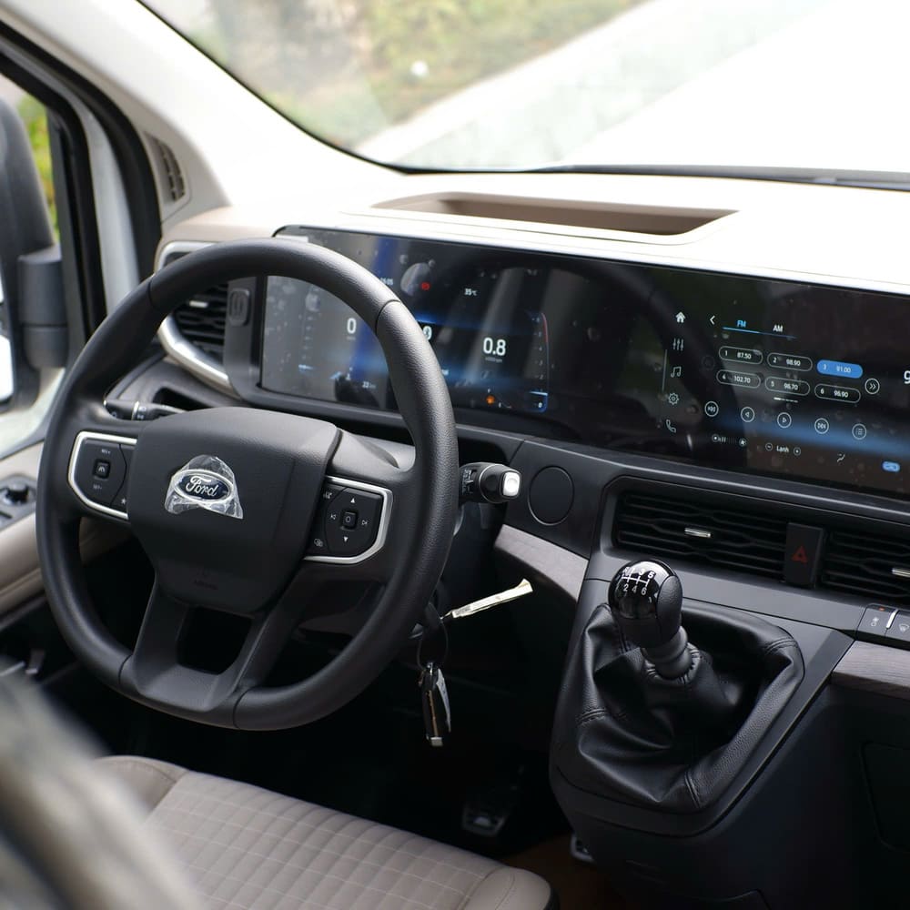 Vô lăng và bảng điều khiển Ford Transit