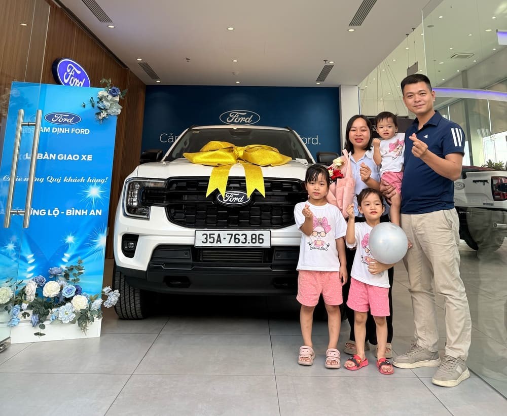 Gia đình nhận bàn giao Ford Everest tại Nam Định Ford