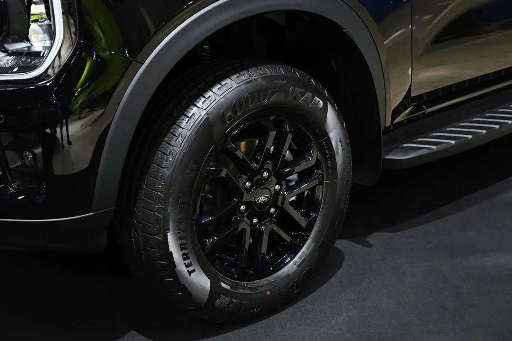Mâm và lốp Ford Everest Active nhìn cận cảnh