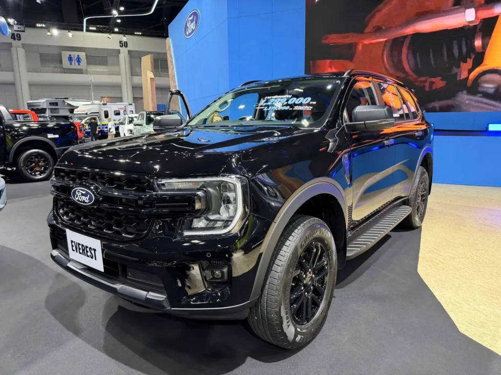Ford Everest Active màu đen nhìn từ phía trước