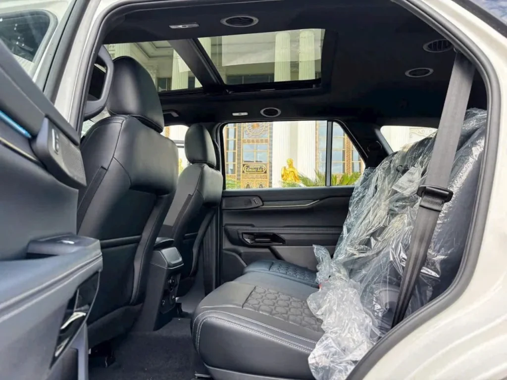 Hàng ghế sau Ford Everest Platinum dưới cửa sổ trời