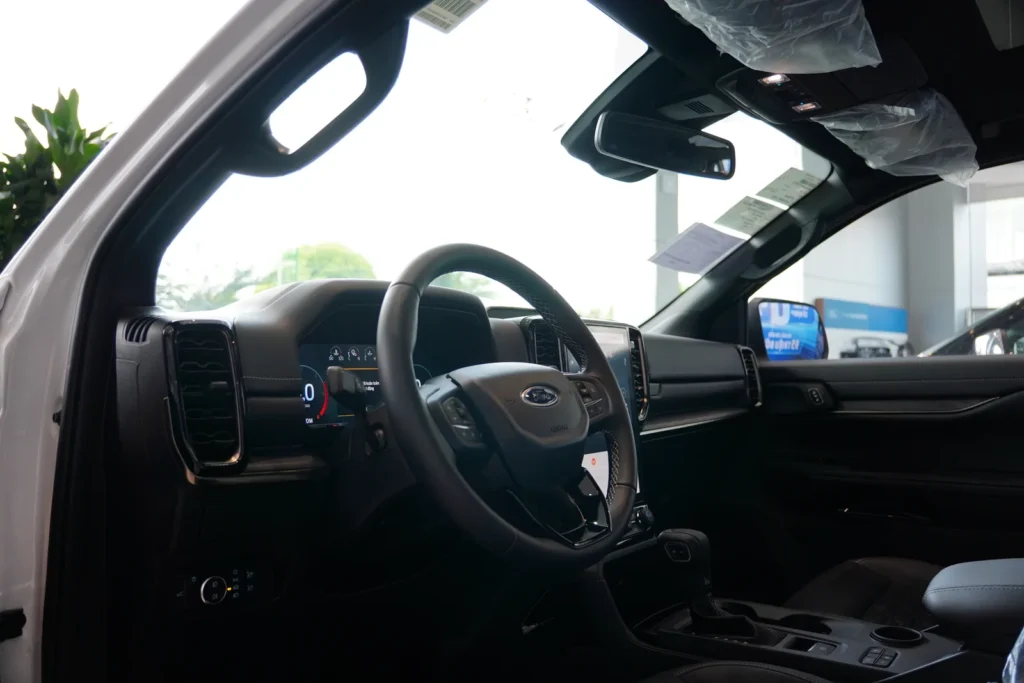 Khoang lái Ford Everest Platinum tại showroom Nam Định Ford