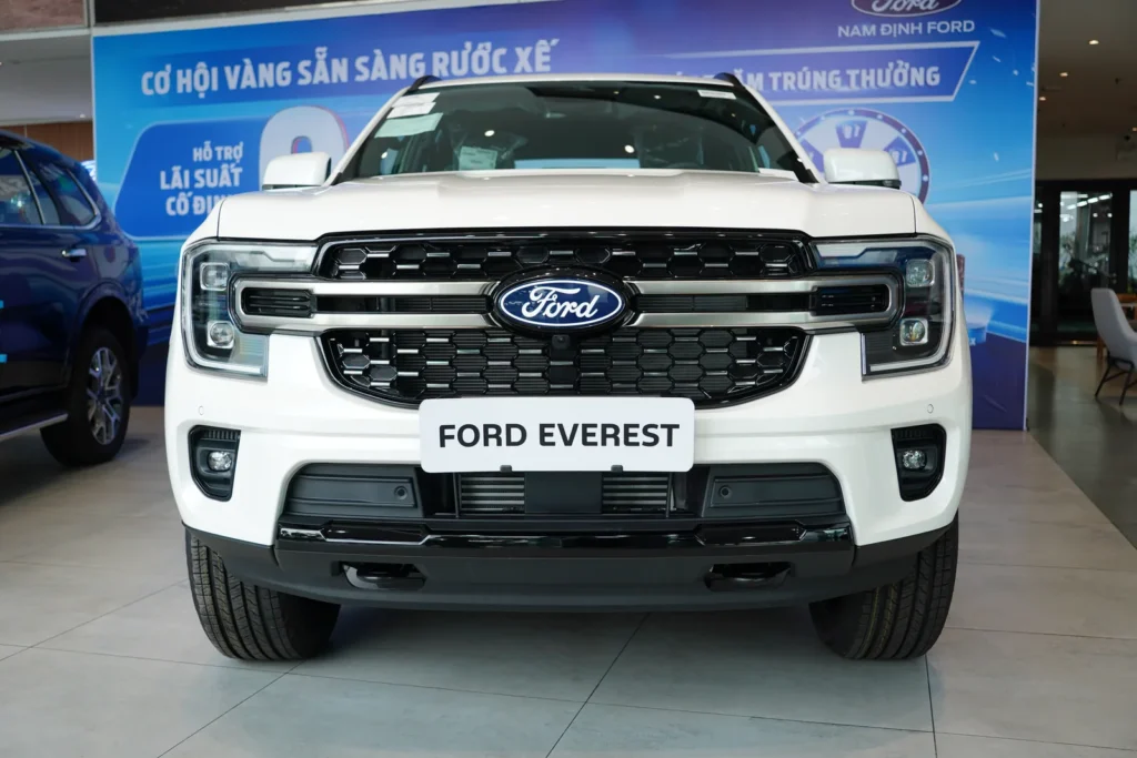 Ford Everest Platinum màu trắng tại showroom Nam Định Ford