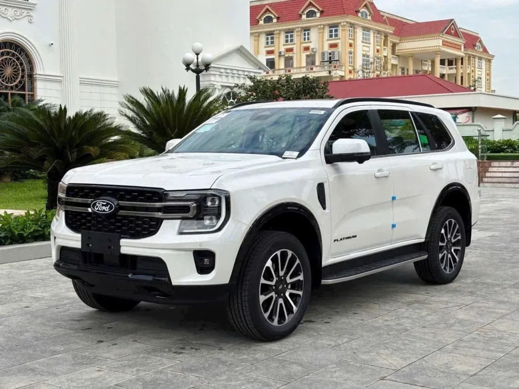 Ford Everest Platinum màu Trắng Tuyết nhìn từ góc trước
