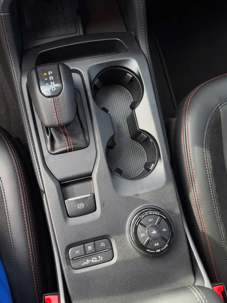 Cần số và núm chọn chế độ dẫn động Ford Ranger Raptor