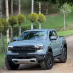 Ford Ranger Raptor màu xám nhìn từ góc trước