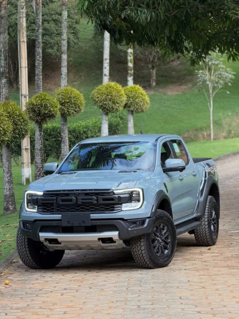 Ford Ranger Raptor màu xám nhìn từ góc trước