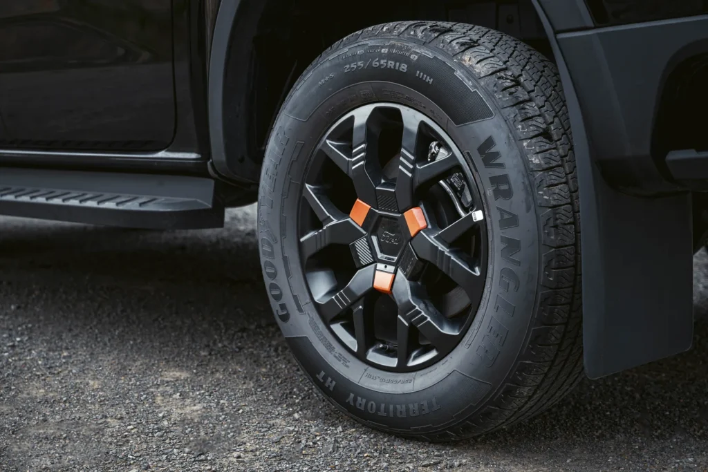Thành lốp Ford Ranger Wildtrak 2.0 ghi mã 255/65 R18 111H