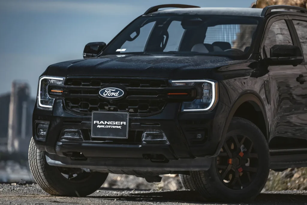 Ford Ranger Wildtrak 2.0 màu đen nhìn từ phía trước
