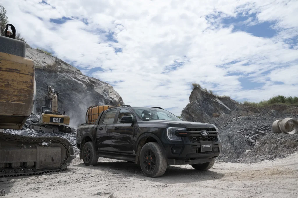 Ford Ranger Wildtrak 2.0 tại khu vực công trường