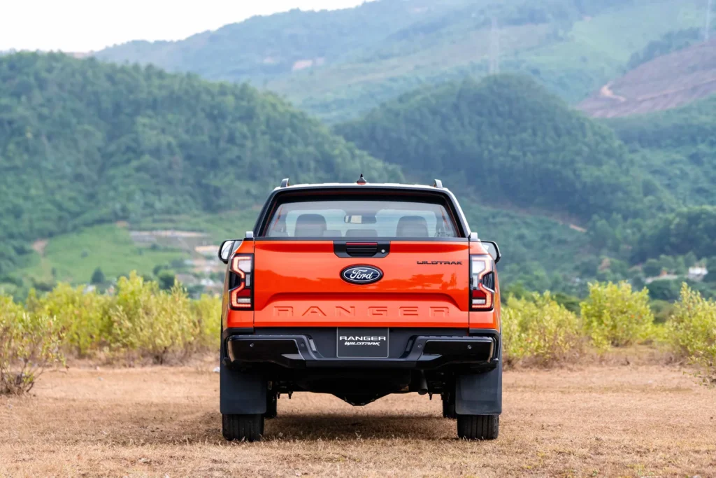 Phía sau Ford Ranger Wildtrak 3.0 V6 để kiểm tra vị trí lắp bộ kéo