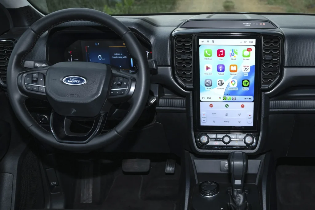 Bảng điều khiển và màn hình trung tâm Ford Ranger XLS
