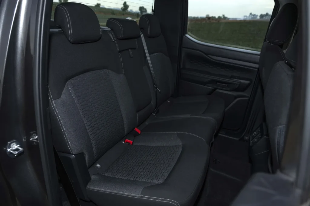 Hàng ghế sau Ford Ranger XLS với vị trí neo ghế trẻ em ISOFIX