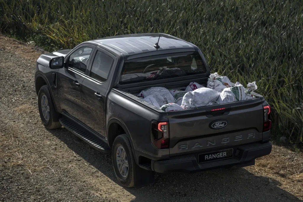Thùng Ford Ranger XLS chở hành lý và hàng hóa