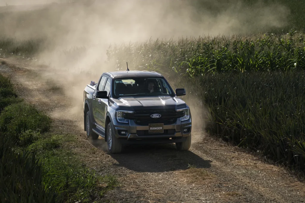 Ford Ranger XLS vận hành trên đường đất tại khu vực sản xuất