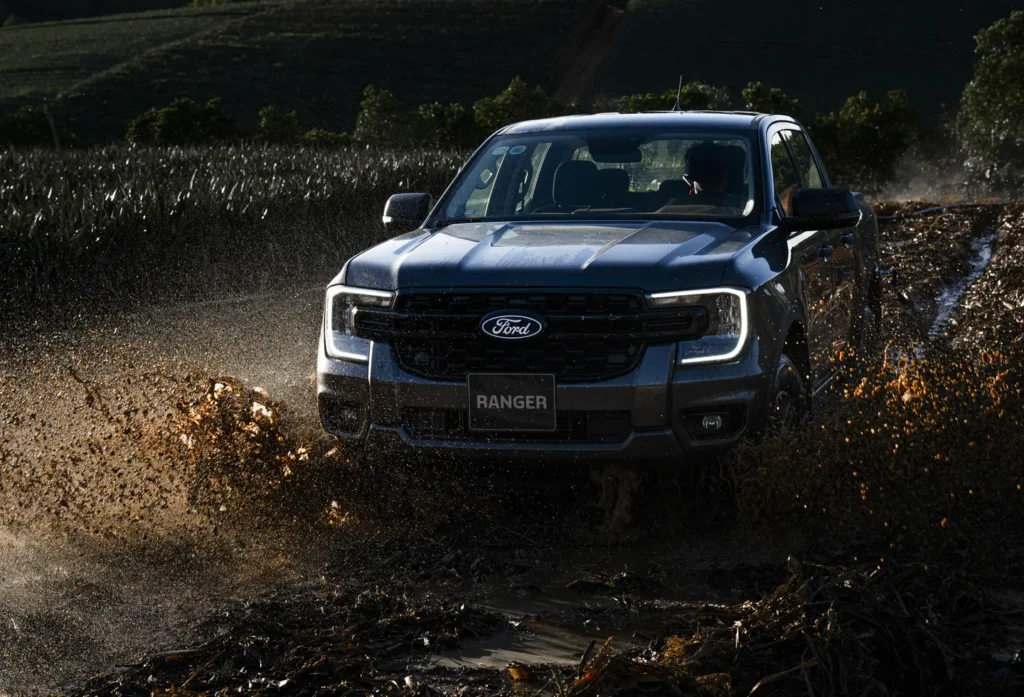 Ford Ranger XLS vận hành trên địa hình có nước