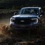 Ford Ranger XLS chạy qua đoạn đường có nước và bùn