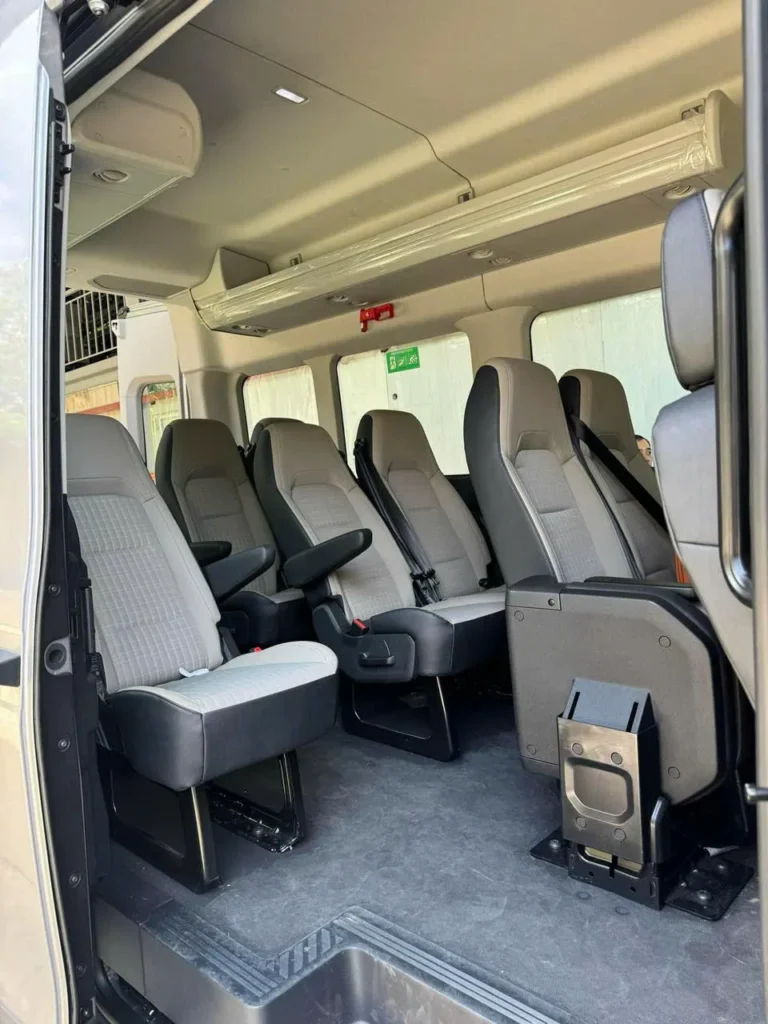 Lối đi và các hàng ghế Ford Transit 18 chỗ