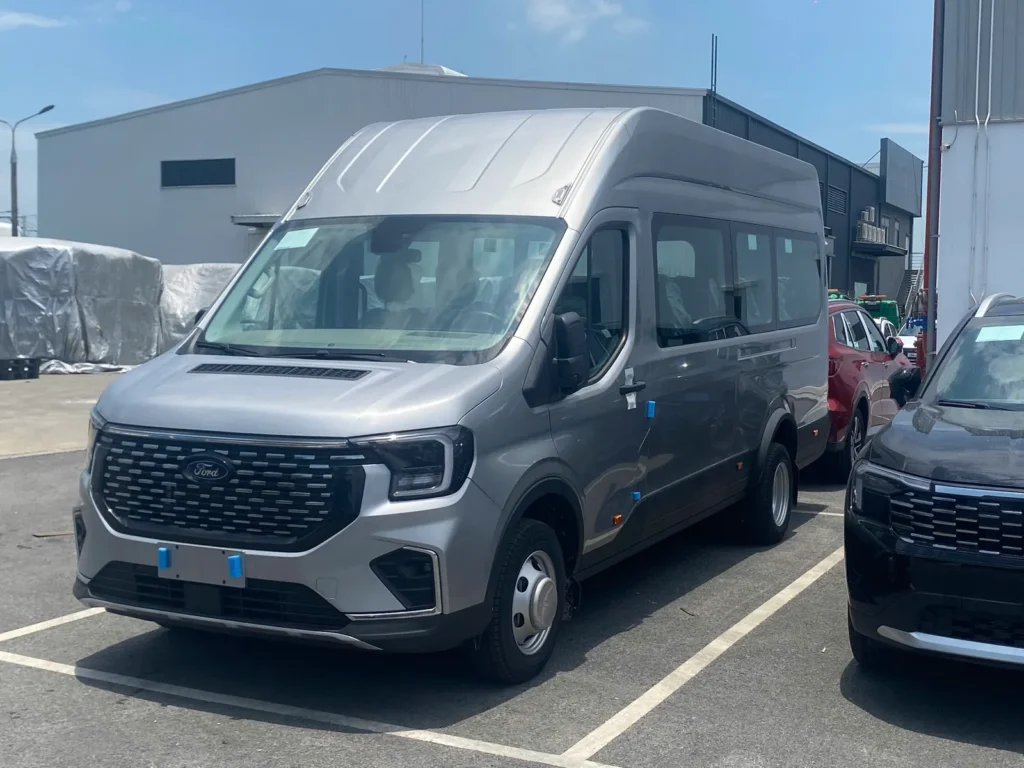 Ford Transit 18 chỗ màu xám nhìn từ góc trước