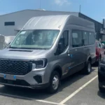 Ford Transit 18 chỗ màu xám nhìn từ góc trước