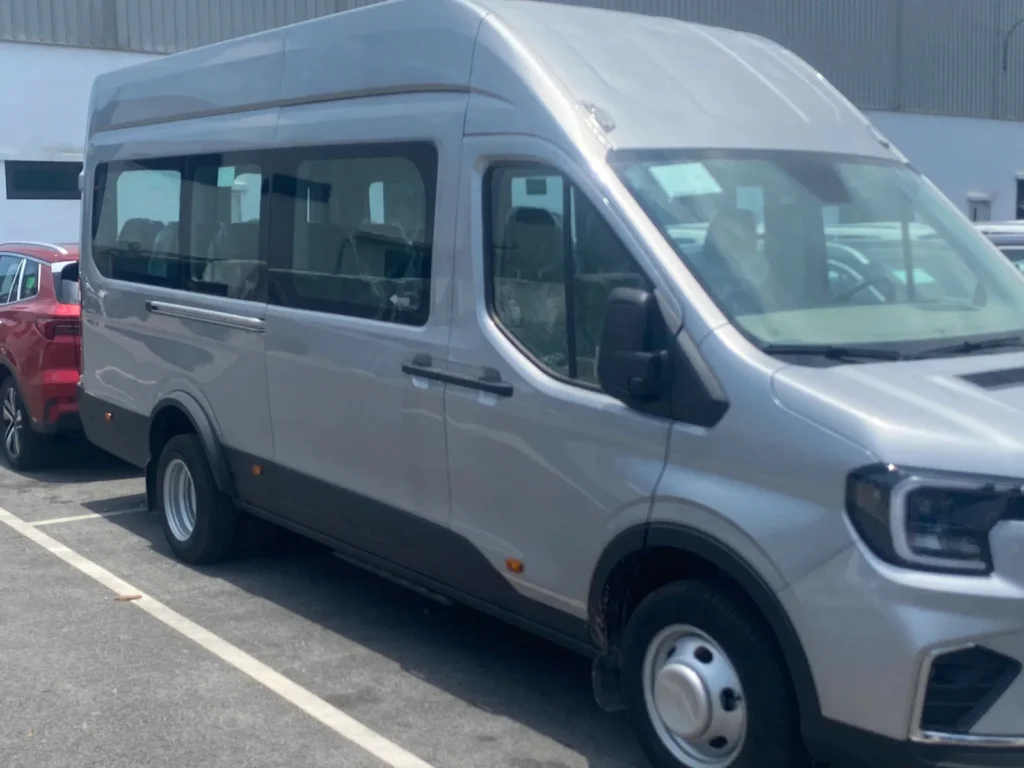 Ford Transit Premium+ 18 chỗ nhìn từ bên hông để đối chiếu kích thước
