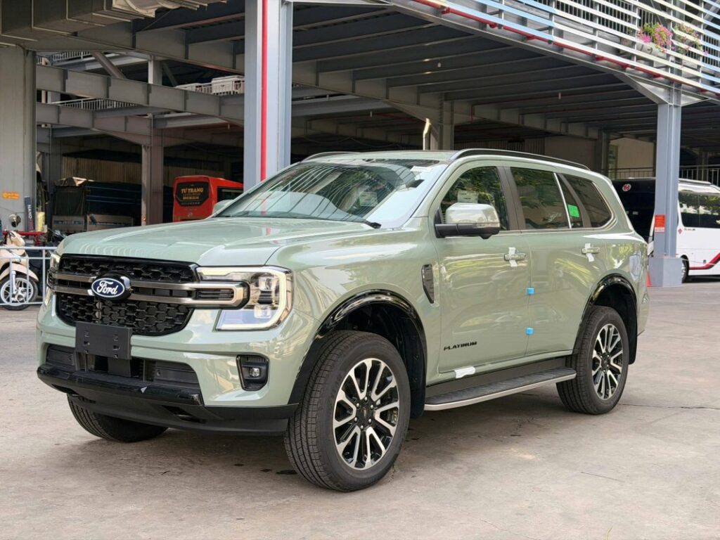 Ford Everest Platinum+ màu Xanh Thạch Anh